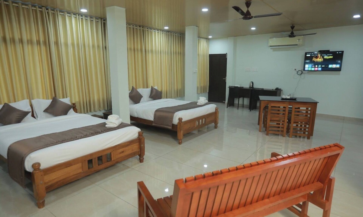 Kunnamkulam Hotel | Premier Tourist Home