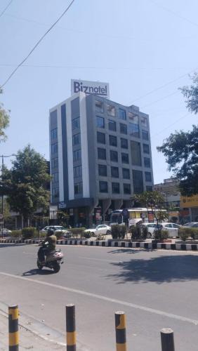 Alkapuri Hotel | Pride Biznotel Alkapuri Near Vadodara Airport
