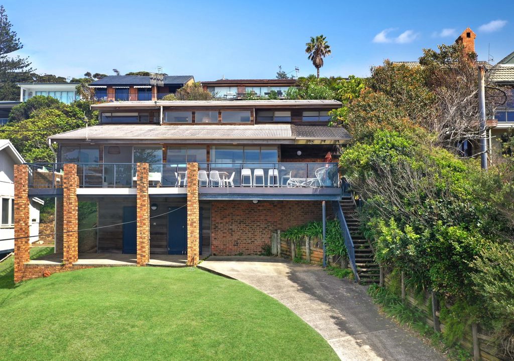 Macmasters Beach House | Prime Position Beach House For 2 Families at Macs