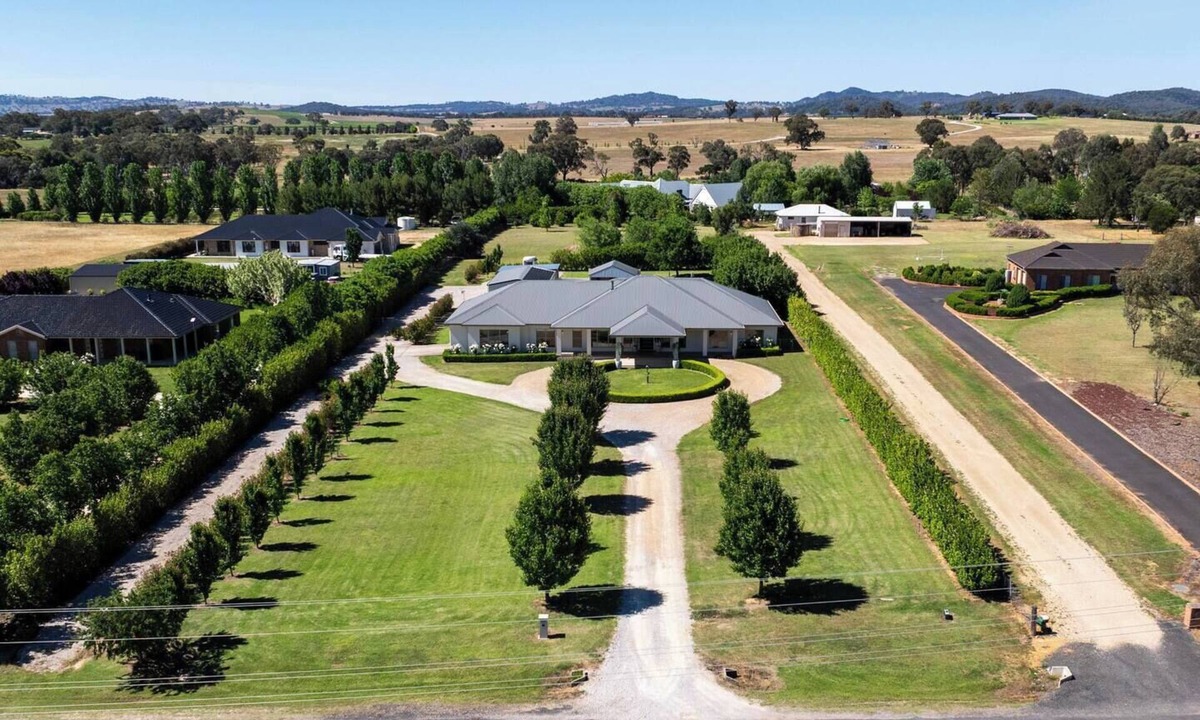 Central Mudgee House | Putta Bucca Manor Poised Poolside Country Living