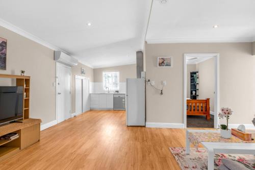 Warwick House | Quaint 2 bedroom fully furnished Cottage