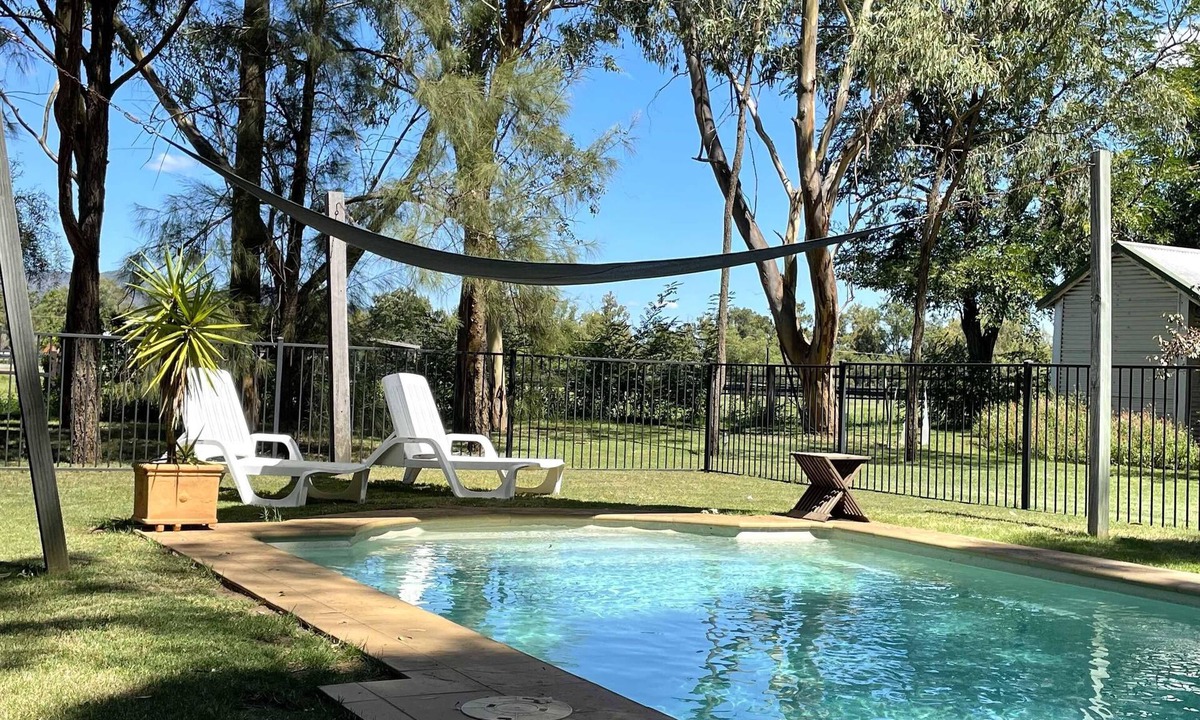Broke House | Red Tractor Retreat - Country-style 3 bdrm cottage plus 2 studio rooms with pool and breakfast basket