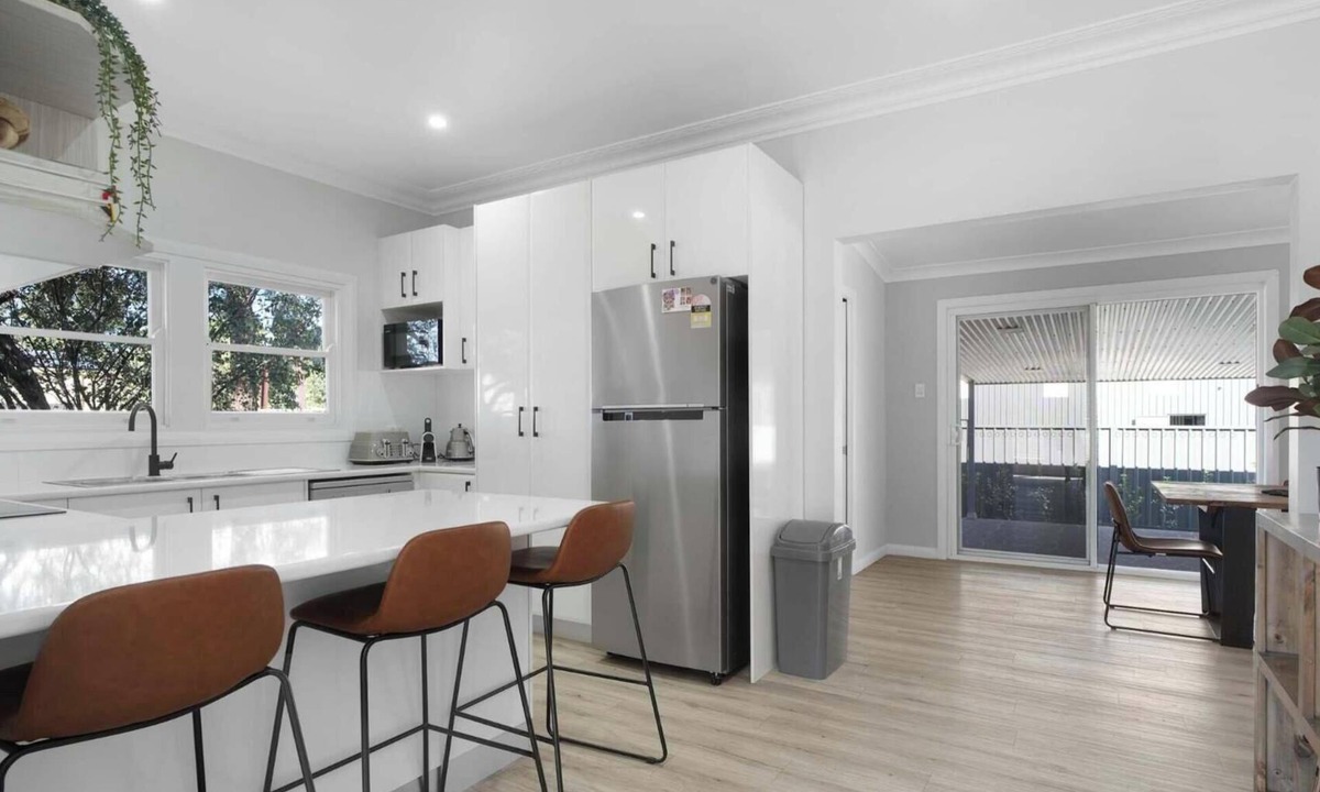 Dubbo House | Regal House - Modern Family Retreat, Pets Allowed