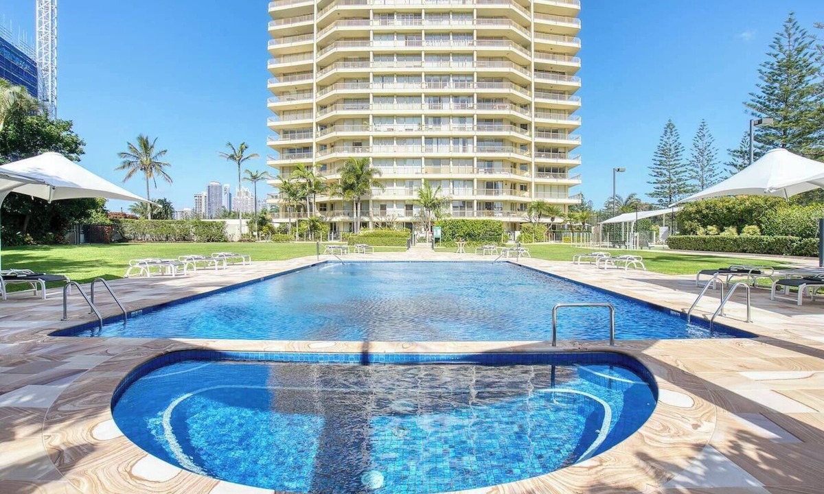 Main Beach Apartment | Retro Main Beach Hidden Gem with Waterfront Views