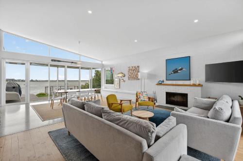 Nangkita House | Riverside Retreat - Waterfront - Hindmarsh Island - Linen Included