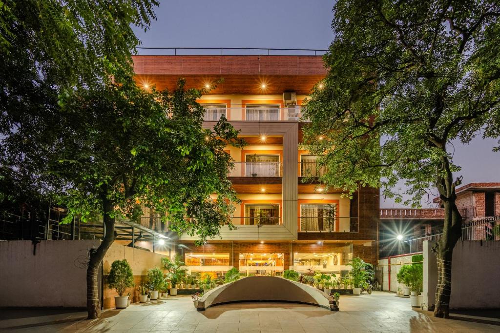 Sector 31 Hotel | Royal Residence Near 32nd Avenue - Gurugram