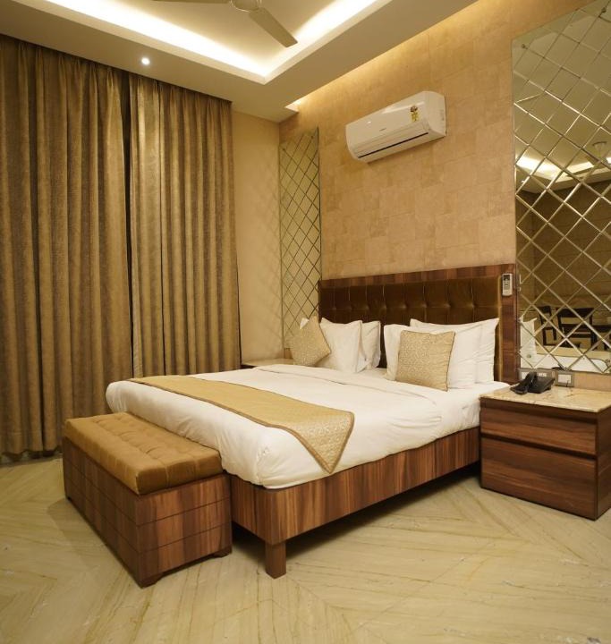 DLF City Hotel | Royal Residence Premier - Cyber Hub
