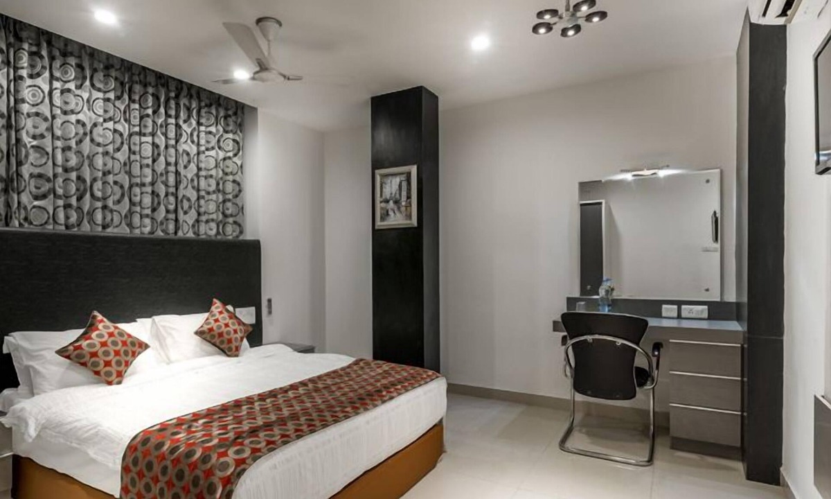Mogappair Hotel | Saaral Residency