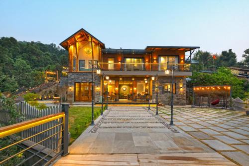 Amritpur Villa | SaffronStays Aruunoday - 4BR with Theatre, Deck & Bonfire