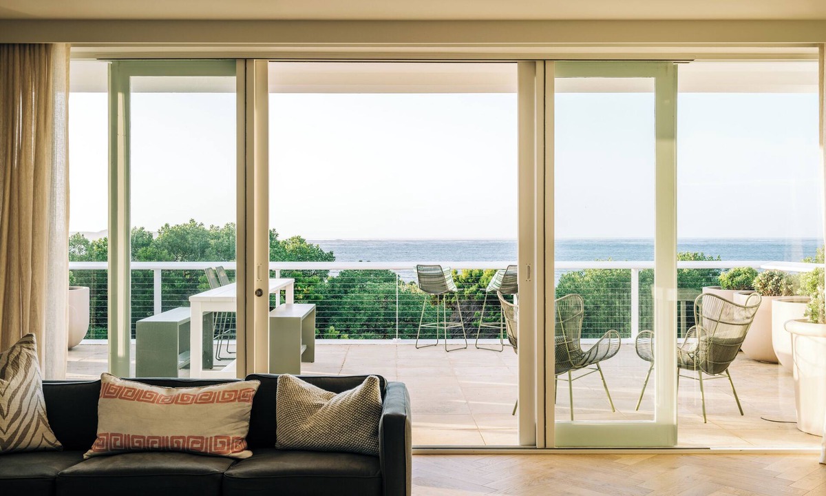 Queenscliff House | Sagres: beachfront retreat with pool