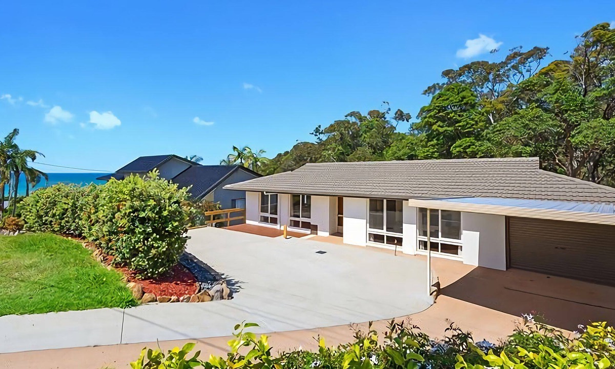 Korora House | Sea Haven, Just a two minute walk to Korora Bay Beach and the Solitary Islands Coastal walking track