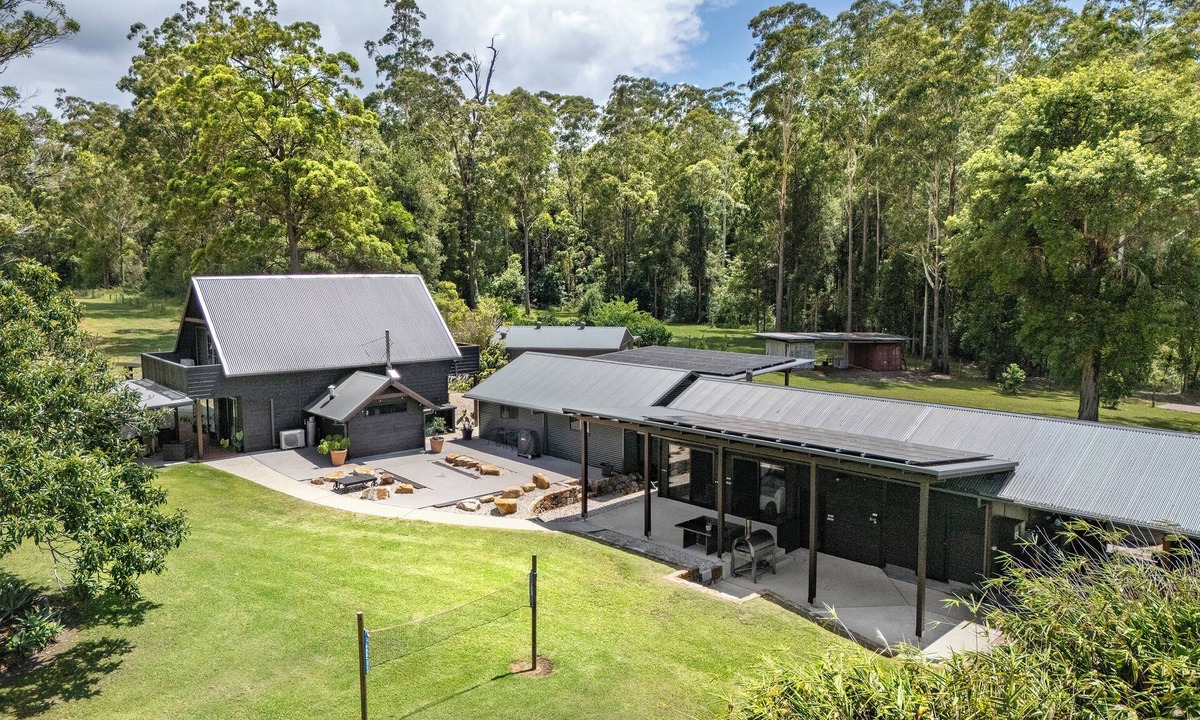 Valla Cabin | Secluded Getaway – Cabin & Barn Stay 7 minutes from beautiful Valla beach