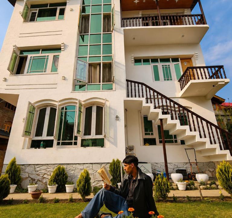 Nishat-Shalimar House | Shesh Bagh Kashmiri Villa near Mughal Gardens and Dal Lake
