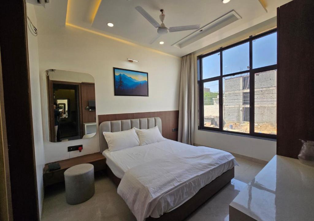 Vrindavan Hotel | Shree Radha Raman Sarkar Dham