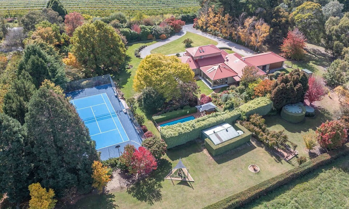 Canobolas House | Snowline. Pool, Spa & Tennis Court. Orange Wine Country.
