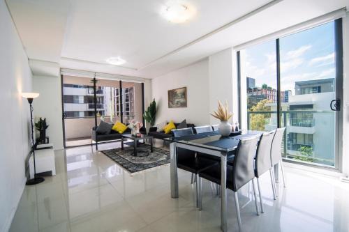 Mascot Apartment | Spacious 3BR, Walk to Train, 2 Free Parking