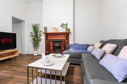 Chippendale Apartment | Spacious 4 Bedroom House Darling Harbour-10 Guests