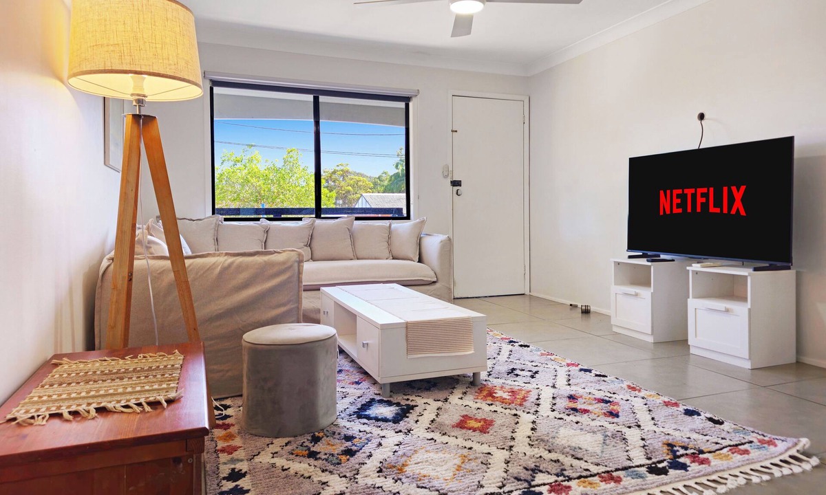 Berkeley Vale House | Spacious Home w Secure Yard + Entertaining Deck + Fire Pit ~ Wi-Fi
