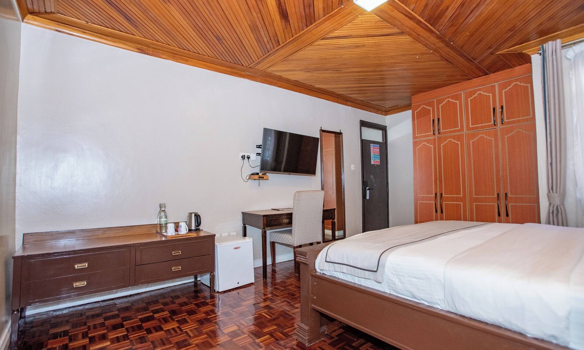 Muthaiga Hotel | Spacious Junior Suite near UN Nairobi, Cozy Stead Garden House