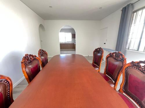 Guildford House | Spacious Queen Room - Train Station - NG5