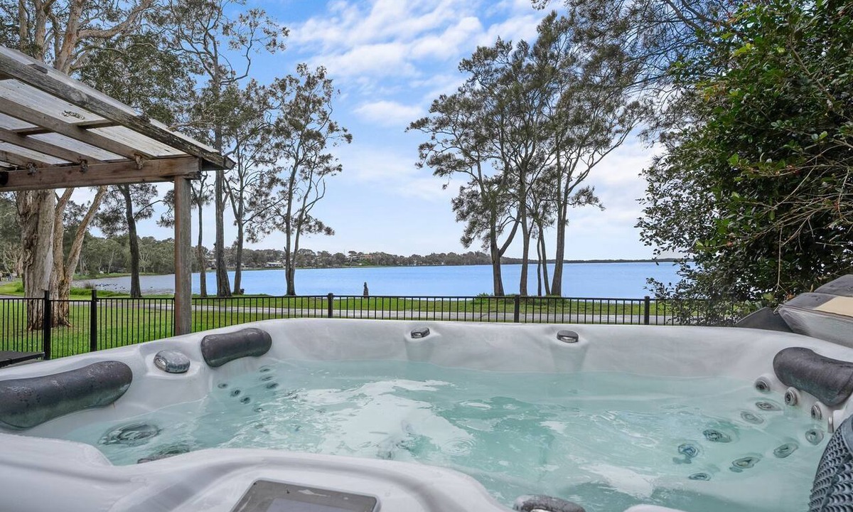 Buff Point House | Stillwater Lakehouse - Waterfront with Spa