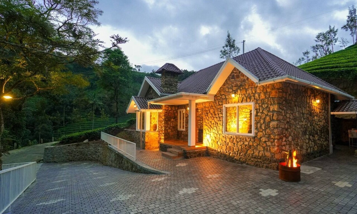 Elappara Villa | Stone castle by voye homes