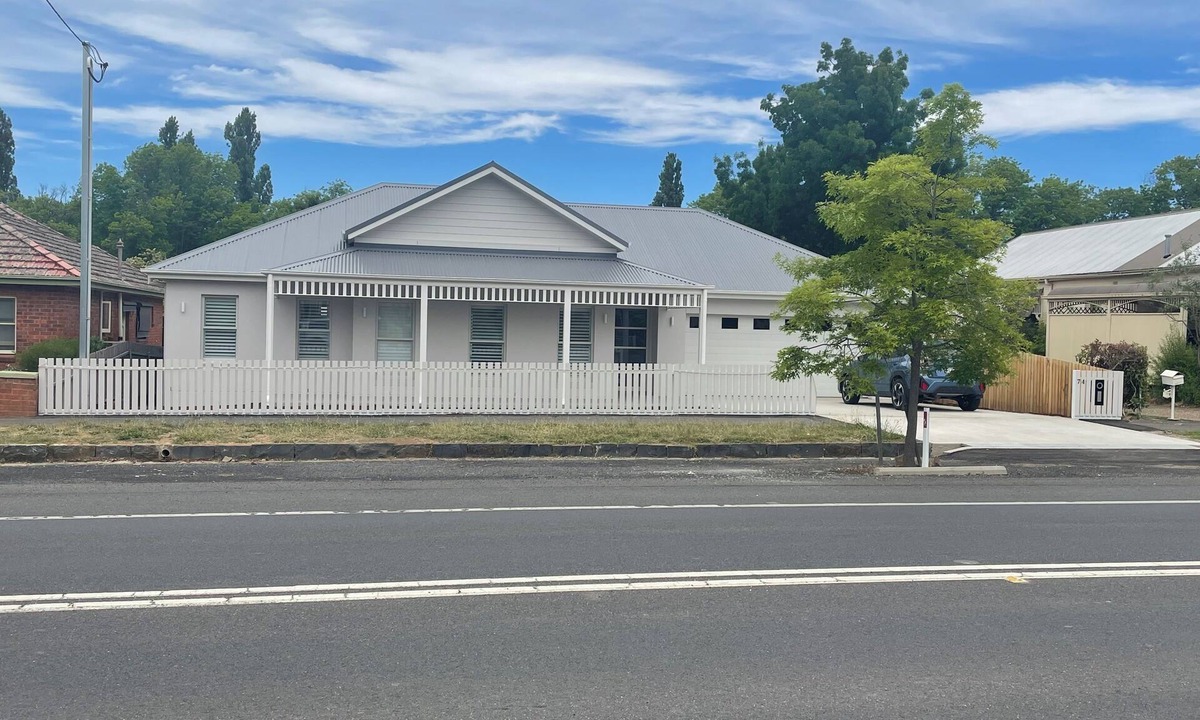 Orange House | Stunning New Build | Relaxed Luxury in Orange CBD