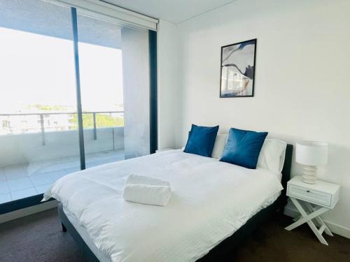 Meadowbank Apartment | Stunning waterfront 3 bedroom condo with Pool, BBQ