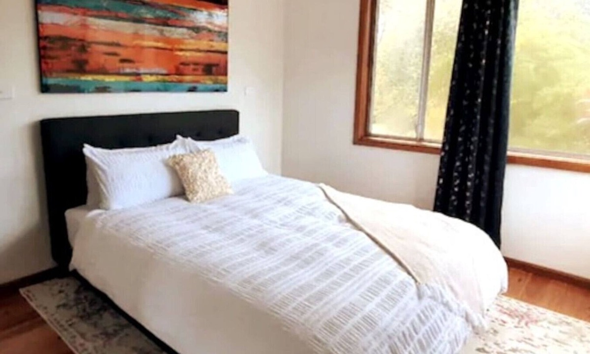 Keiraville House | Stylish House 10min walk to University with Parking