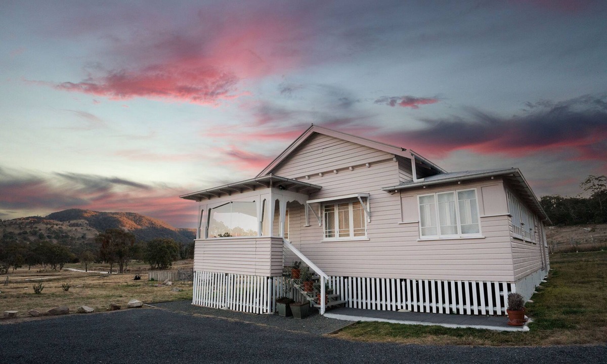 Tenterfield House | Sunday at Mirumiru Farmhouse, Tenterfield - Spectacular Views, Near Bike Trails