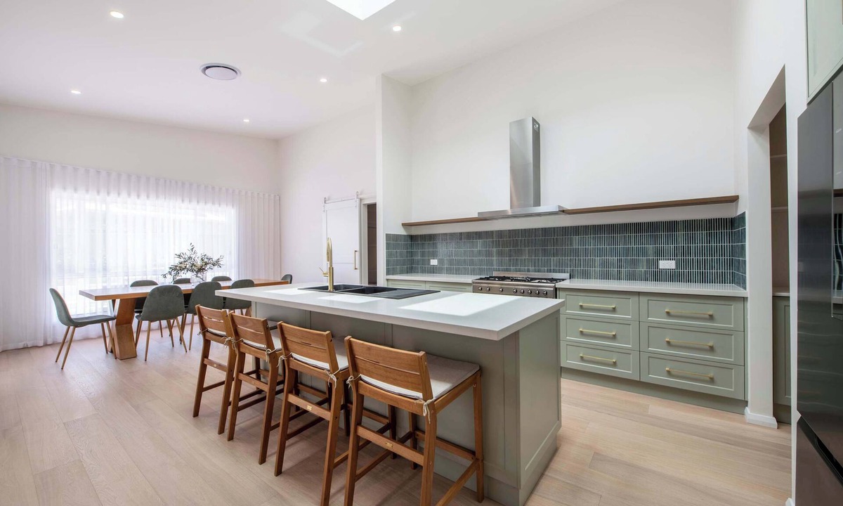 Dubbo House | Sunningdale - Pool Entertainer, Luxurious Living