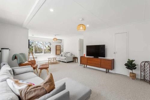Anglesea House | Sunny Coastal Retreat