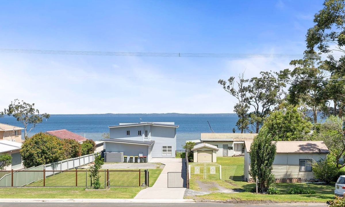 St. Georges Basin House | Sunset on Loralyn by Book Jervis Bay