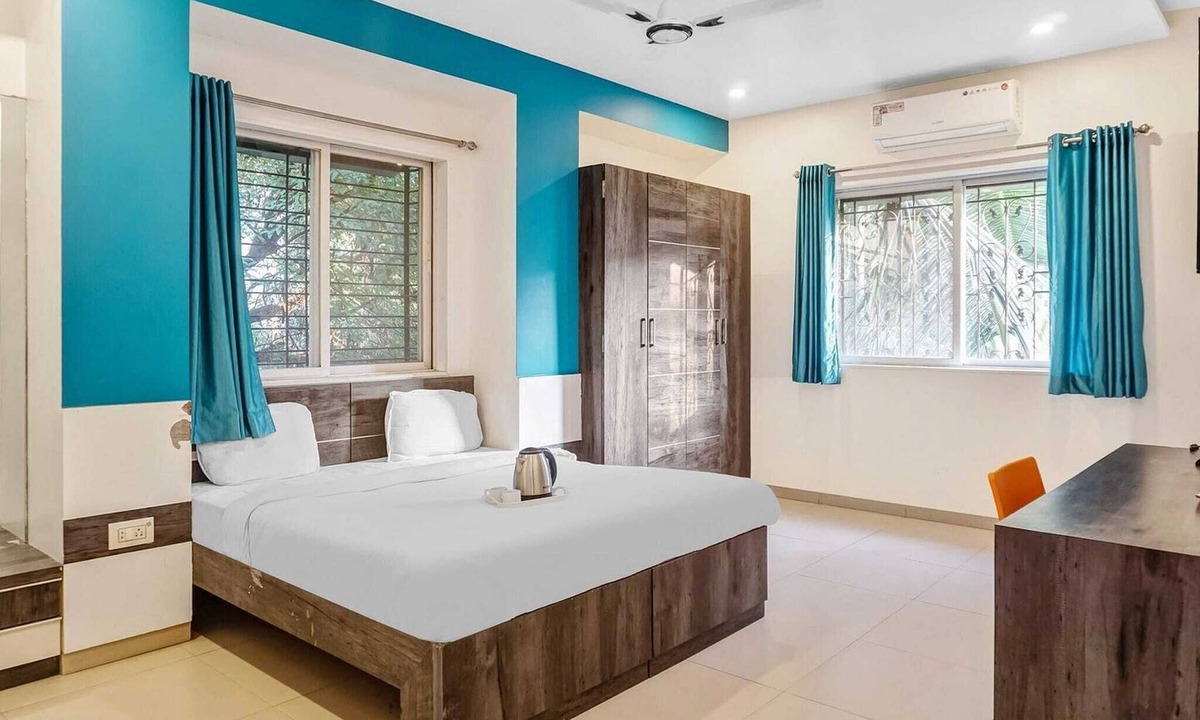 Pune House | Super Townhouse The Upper Room Near Pune Airport