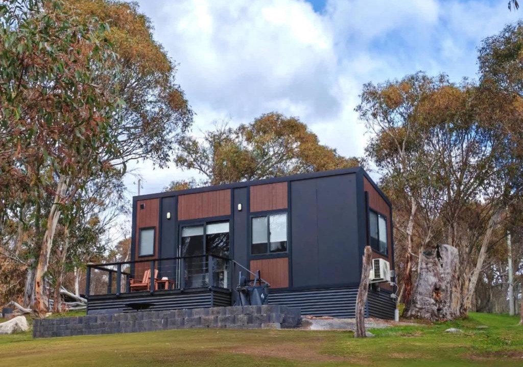 Braemar Bay House | The Frosty Trout - Lakeside Snowy Mts Tiny House