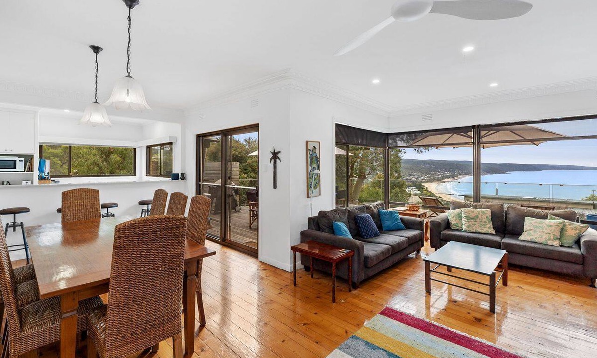 Lorne House | The George - Spacious With a View and Free WIFI