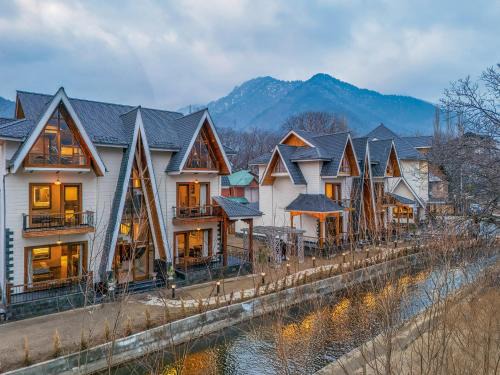 Pahalgam Hotel | The Harmukh Hills