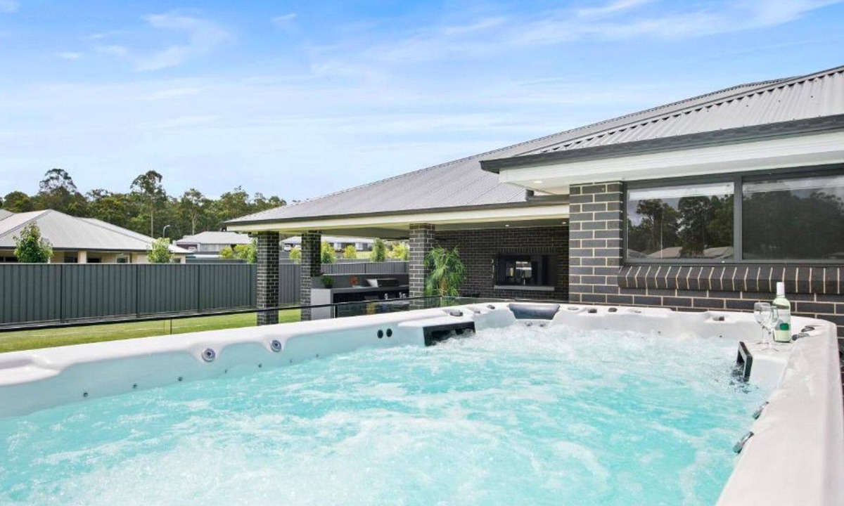 Kitchener House | The Hot Tub Haven at Onyx Abode Style & Class and room for 15 guests