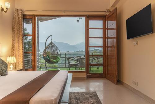 Dharampur Apartment | The Rajmahal Retreat I Jacuzzi I Vacations l Pet friendly & 3 Bedroom Villa I Family Events I Sky Bonfire I Kasauli By Exotic Stays