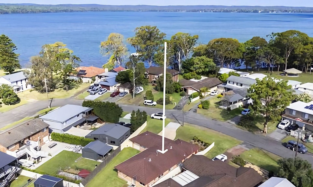 Mannering Park House | The Sailor's Haven - 200m from Boat Ramp!