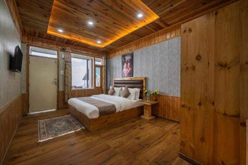 Fagu Hotel | The Suffer Heights l Open Air Lawn l Rooms and Cafe l Kufri by Exotic Stays