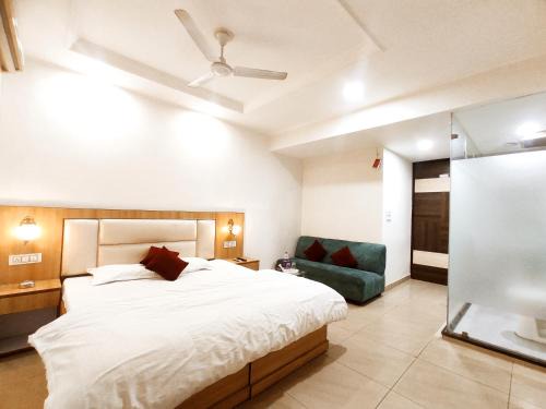 Phagwara Hotel | THE WHITE PREMIUM HOTEL - Smart Rooms By Organica Group