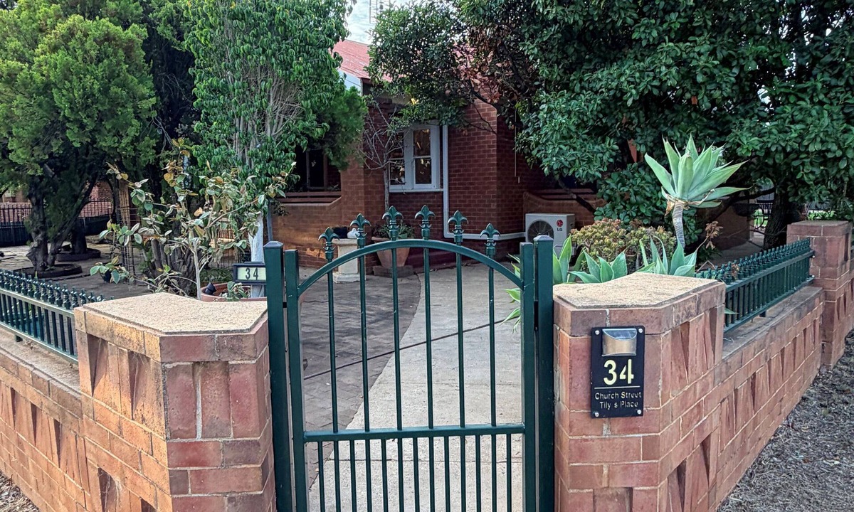 Parkes House | Tily's Place - Beautiful federation 3-bedroom house close to the main street