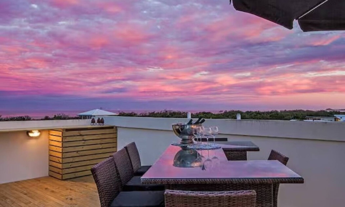 Casuarina Apartment | Top-floor beachside apartment with 360deg views