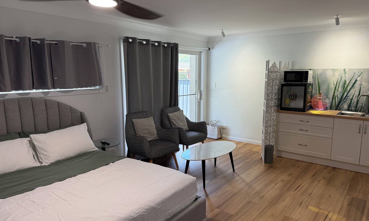 North Boambee Valley Apartment | Town-to-beaches Living I Studio for travelling solo, with bestie, or as couple.