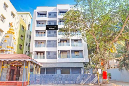 Hadapsar Hotel | Townhouse Amanora Park Town Formerly Samrat Inn