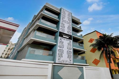 Palasia Hotel | Townhouse Oak Sapphire Star Chappan Market
