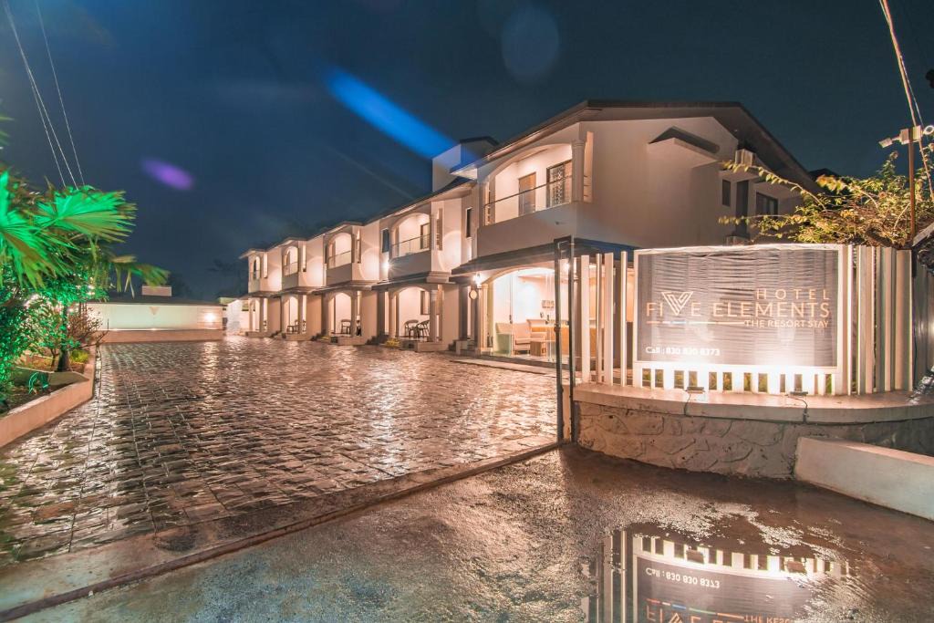 Khatri Park Housing Society Hotel | Treebo Five Elements with Swimming Pool
