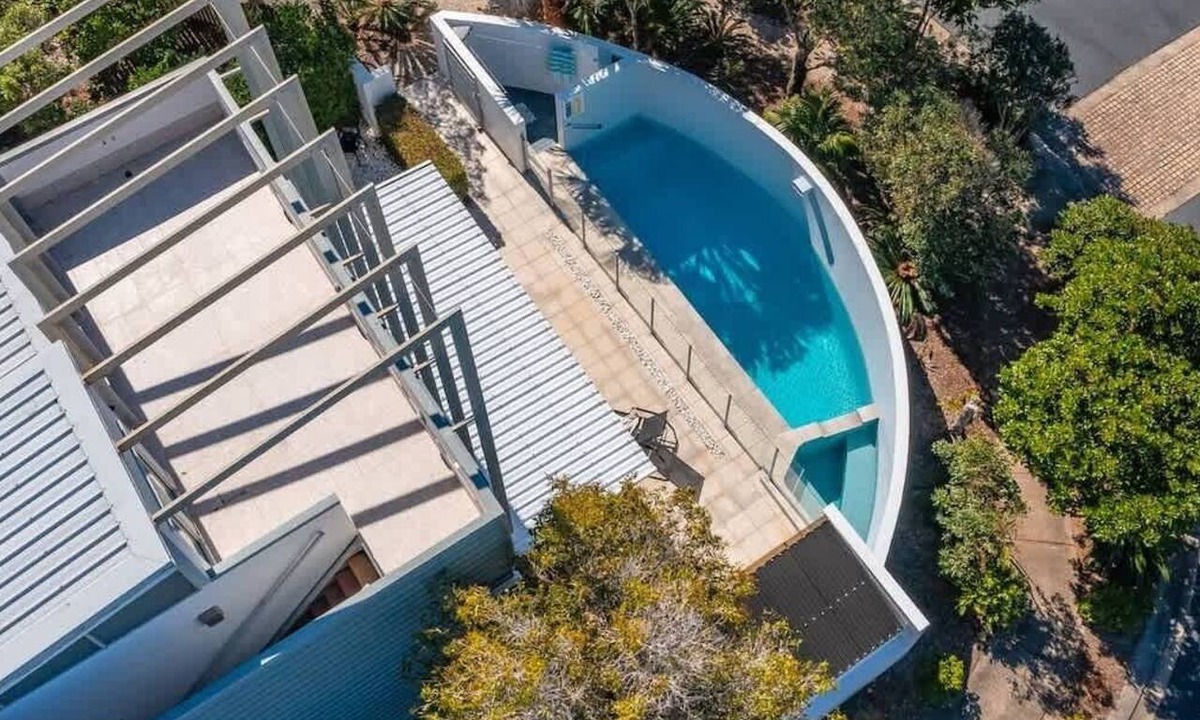 Casuarina House | Verano- Sleeping 12 and only 20 meters to the beach