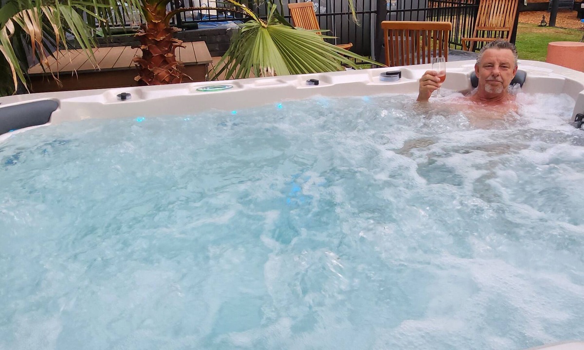Nelson Bay House | Vibin' Fun House 400meters (5 min walk) to D'Albora Marinas. Outdoor Spa